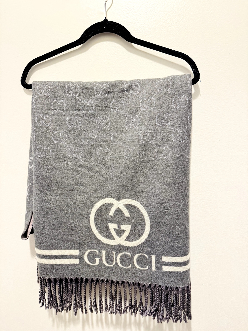 Gucci Men's Gray Logo Scarf🌷🌷